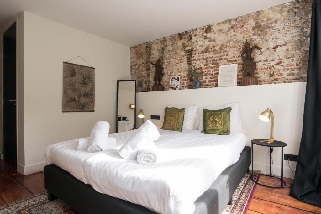 TWENTY FIVE Rooms